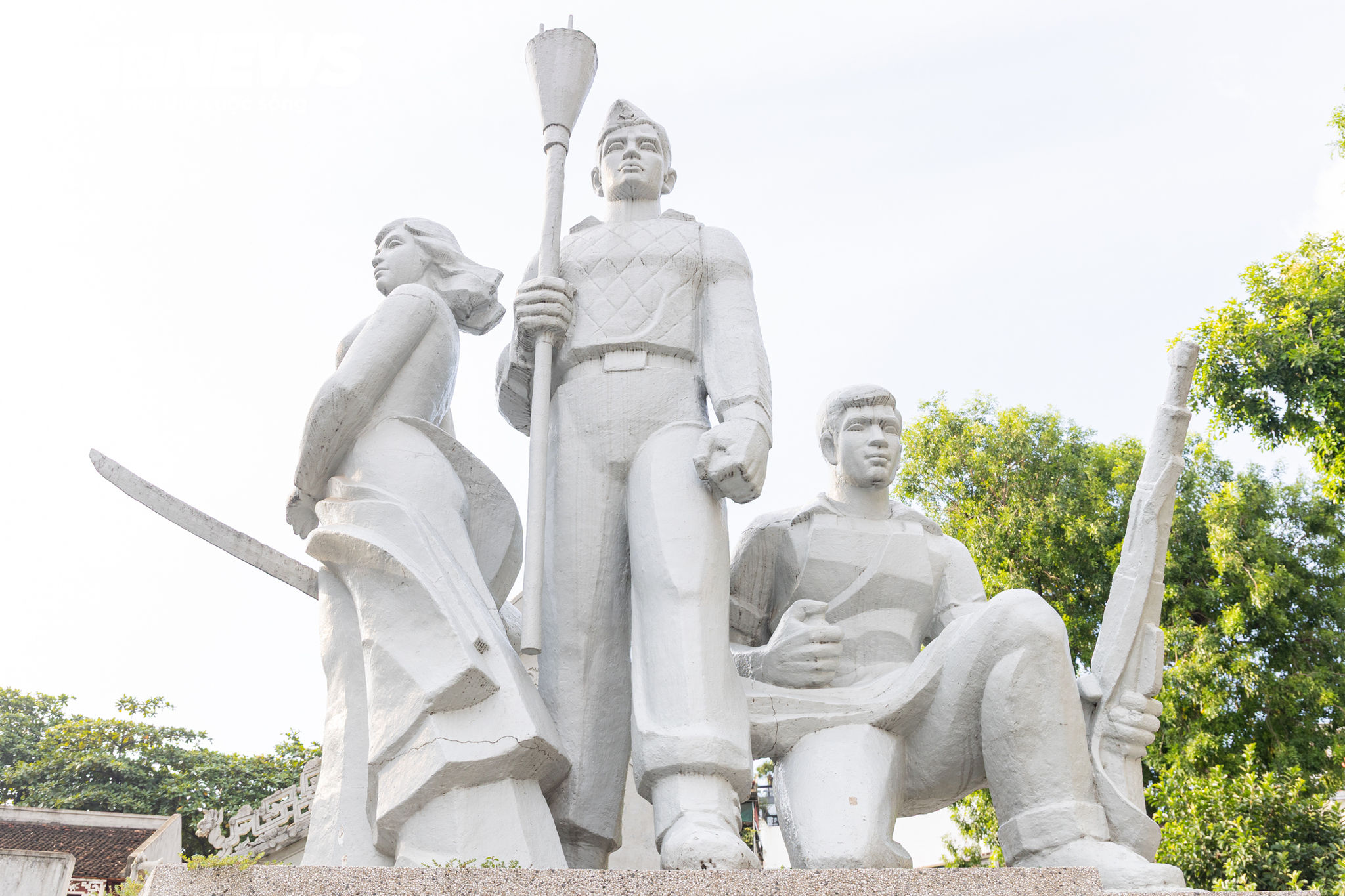 Ba nhân vật trong tượng đài được khắc họa trong tư thế mạnh mẽ, thể hiện tinh thần chiến đấu và đại diện cho ba lực lượng tiêu biểu đã tham gia bảo vệ Hà Nội trong những ngày đầu Toàn quốc kháng chiến cuối năm 1946, đầu năm 1947.