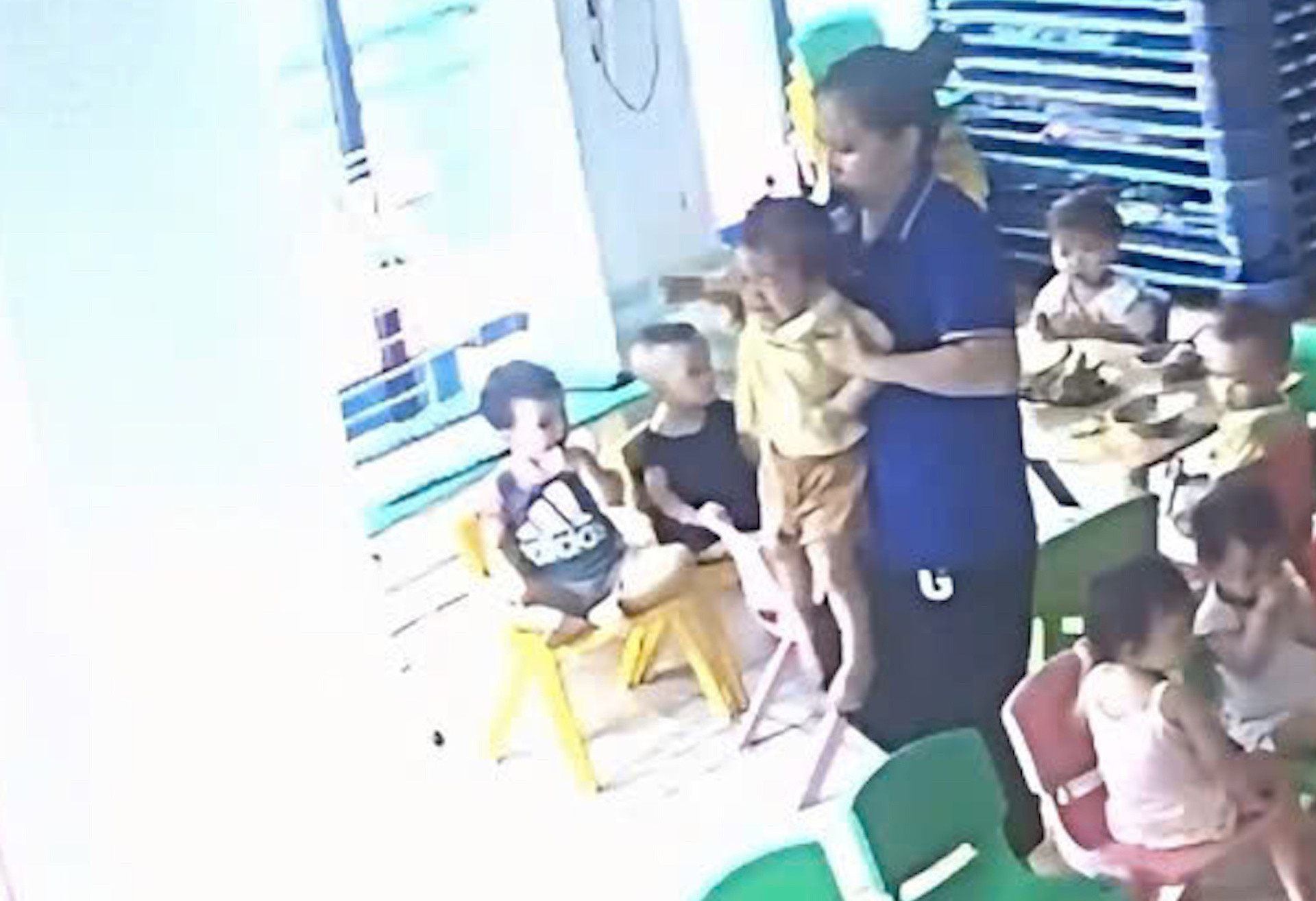 Hình ảnh được cho là cô giáo bế trẻ vào góc khuất để đánh.