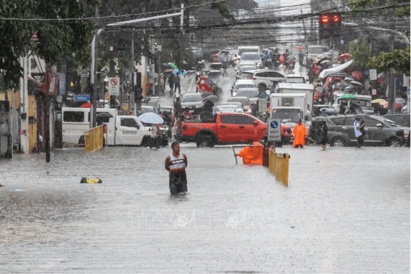 Ngập lụt sau mưa lớn tại thành phố Quezon, Philippines ngày 17/8/2026. (Ảnh: THX/TTXVN)