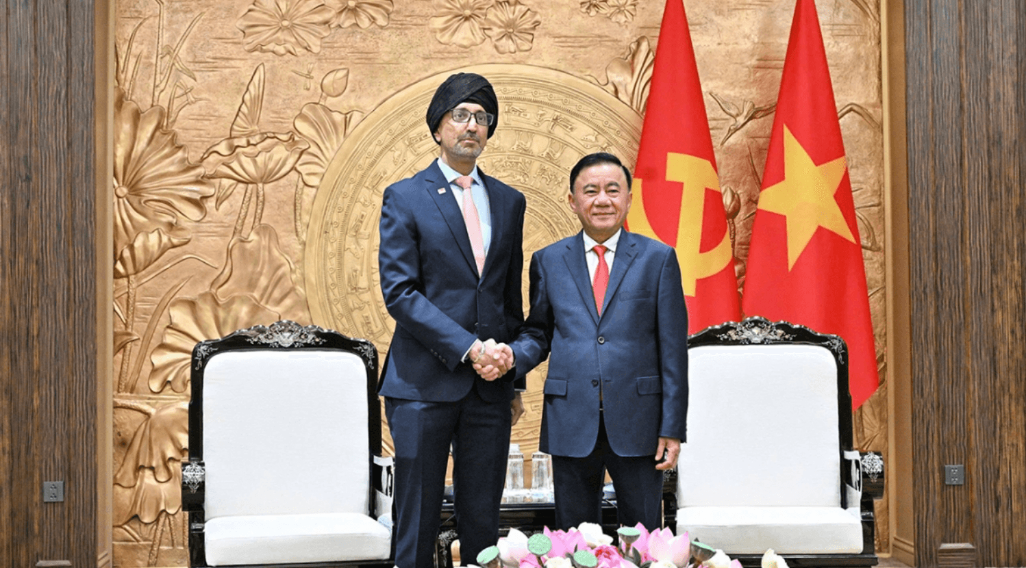 Ông Trần Cẩm Tú, Uỷ viên Bộ Chính trị, Thường trực Ban Bí thư tiếp Đại sứ Singapore tại Việt Nam Rajpal Singh, tháng 6/2026. (Ảnh: Hoàng Ân/VOV)
