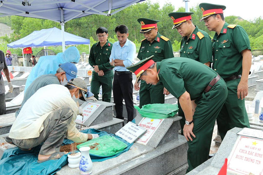doan-truc-tiep-kiem-tra-cong-tac-lay-mau.jpg