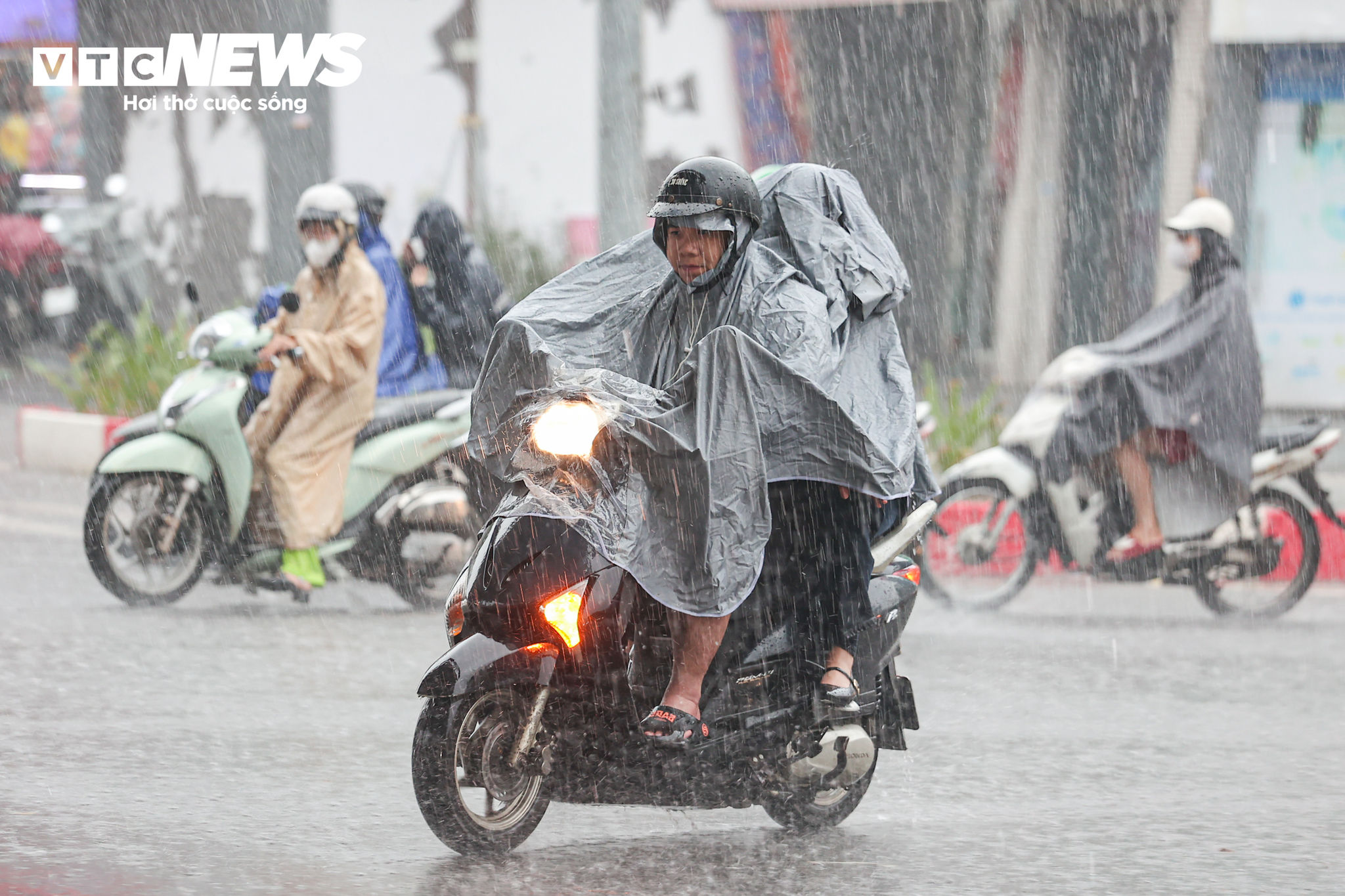 Việc nhiều “điểm đen” ngập úng không còn xuất hiện tình trạng ngập sau các đợt mưa lớn cho thấy hiệu quả bước đầu của các dự án đầu tư, cải tạo hệ thống thoát nước trên địa bàn Hà Nội. Đây cũng là cơ sở để thành phố tiếp tục triển khai các giải pháp nâng cao khả năng tiêu thoát nước, giảm thiểu ảnh hưởng của mưa lớn đến đời sống và giao thông.