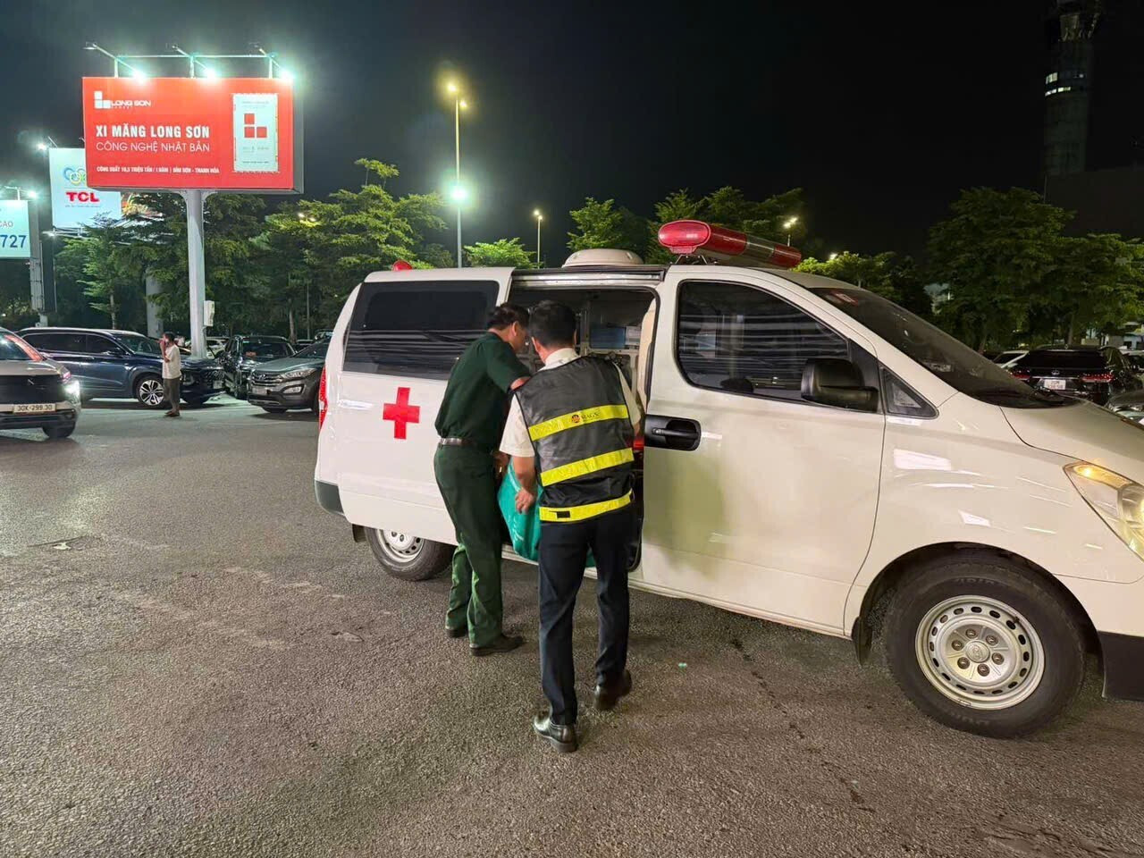 Hành trình vận chuyển của tạng hiến được triển khai khẩn trương để rút ngắn thời gian đến nơi ghép. (Ảnh: VNA).