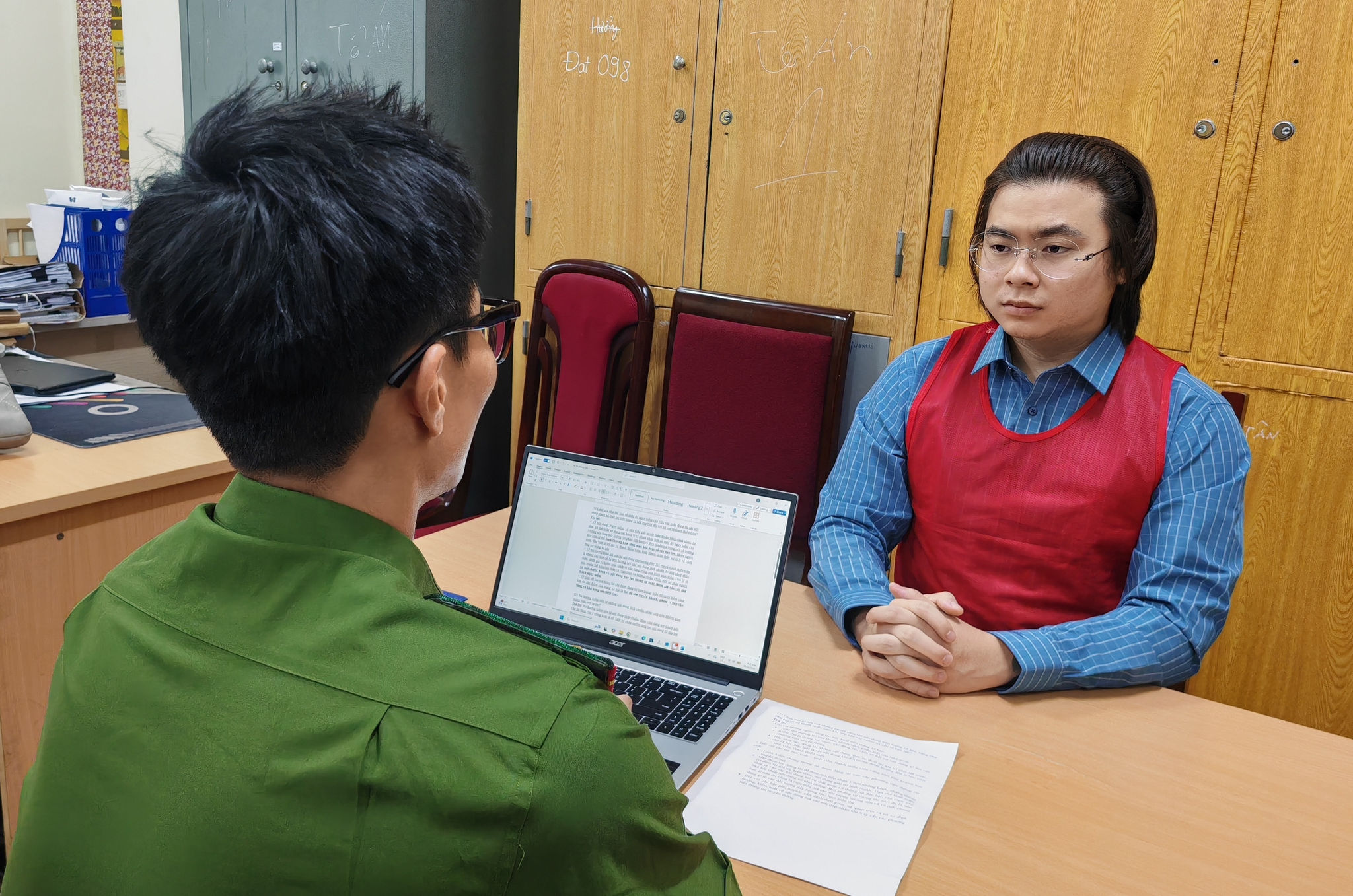 Phạm Tuấn tại cơ quan công an.