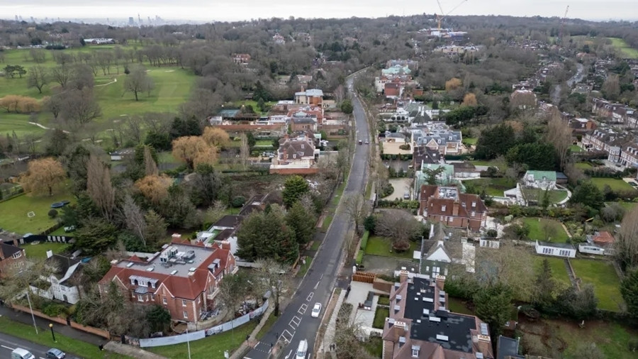Đại lộ Bishops Avenue ở Hampstead, phía bắc London được mệnh danh là “phố tỷ phú” - nơi tập trung những căn biệt thự rộng lớn với giá trị trung bình 9 triệu bảng Anh/căn (tương đương hơn 320 tỷ đồng). (Ảnh: Dan Charity)