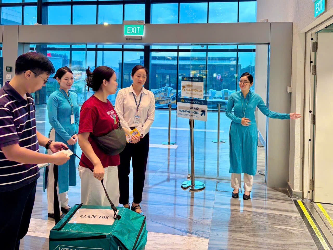 Tạng hiến được vận chuyển khẩn trương ra sân bay để tiếp tục hành trình đến với người bệnh đang chờ ghép. (Ảnh: VNA).