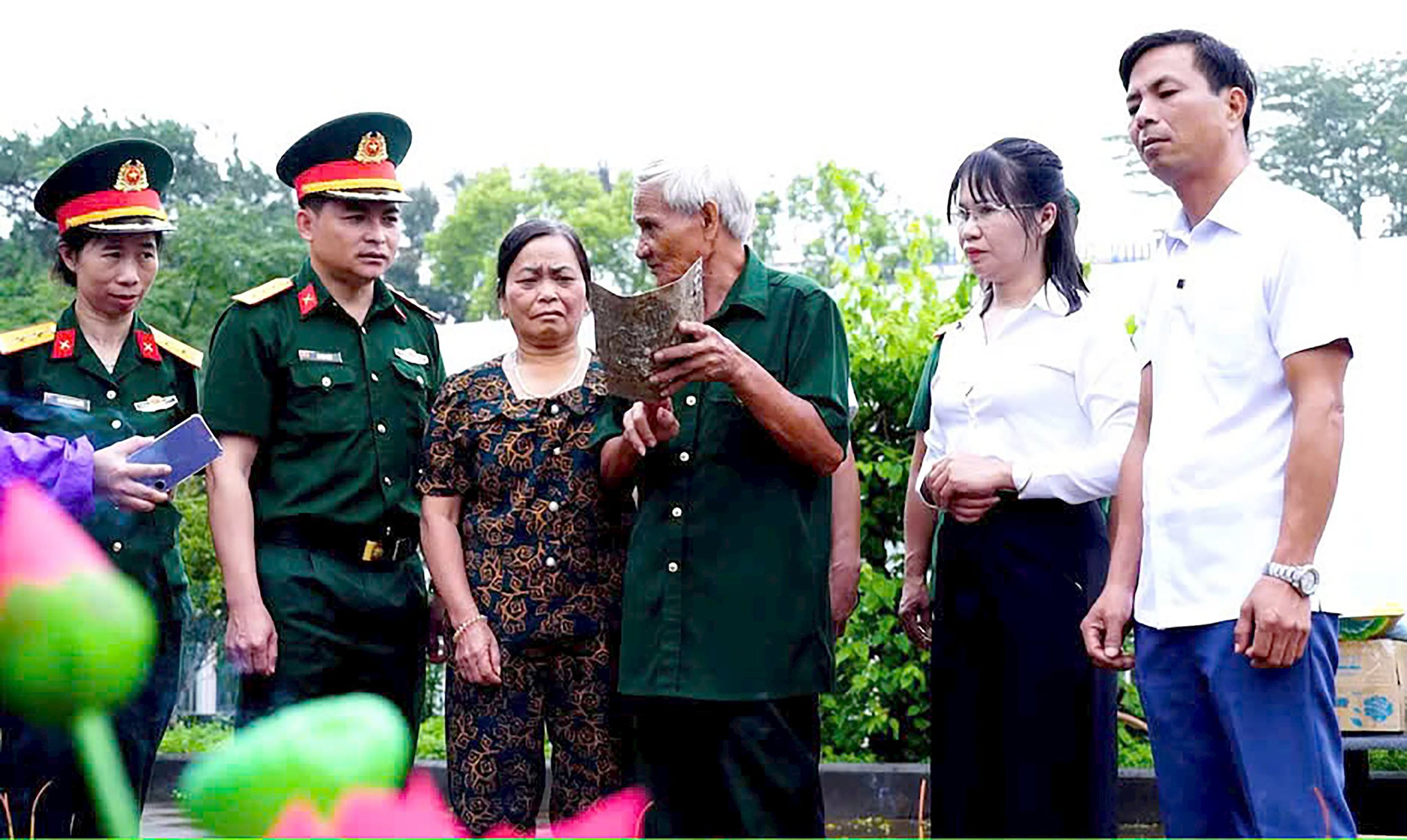 gia-dinh-liet-si-duong-van-hai-que-o-xa-la-hien-tinh-thai-nguyen-tai-gia-lai-doi-chieu-di-vat-duoc-phat-hien-trong-qua-trinh-khai-quat-mo-liet-si.-anh-huy-bac.jpg