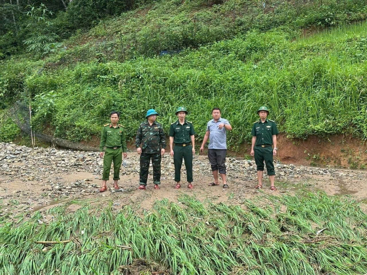 bộ đội biên phòng thanh hóa khẩn trương di dời dân khỏi vùng sạt lở hình ảnh 7 bo doi bien phong thanh hoa khan truong di doi dan khoi vung sat lo hinh anh 7