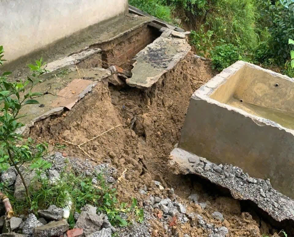bộ đội biên phòng thanh hóa khẩn trương di dời dân khỏi vùng sạt lở hình ảnh 1 bo doi bien phong thanh hoa khan truong di doi dan khoi vung sat lo hinh anh 1