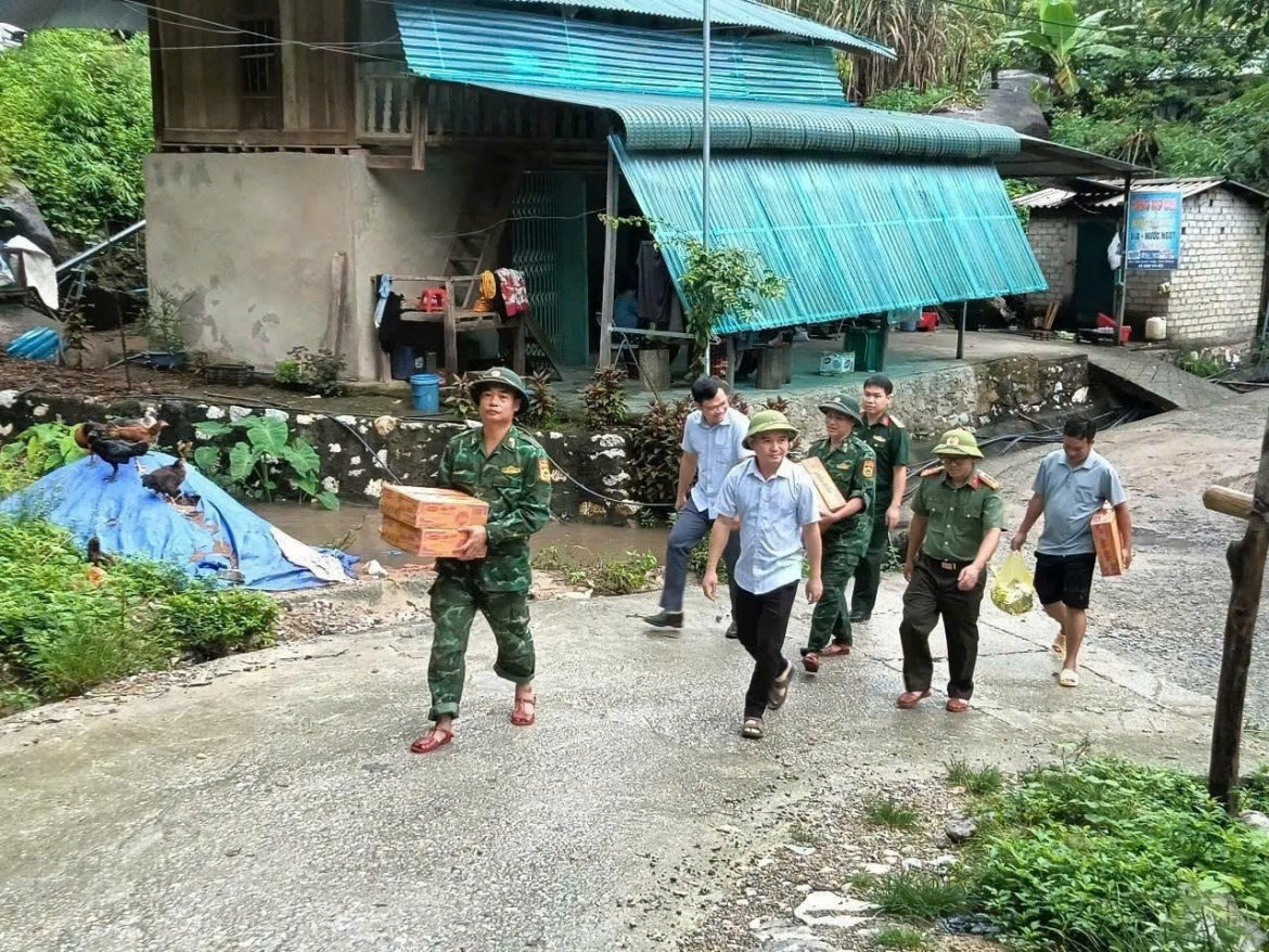 bộ đội biên phòng thanh hóa khẩn trương di dời dân khỏi vùng sạt lở hình ảnh 4 bo doi bien phong thanh hoa khan truong di doi dan khoi vung sat lo hinh anh 4