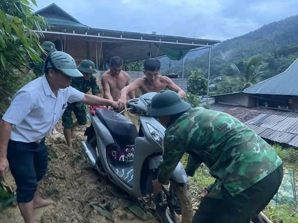 bộ đội biên phòng thanh hóa khẩn trương di dời dân khỏi vùng sạt lở hình ảnh 2 bo doi bien phong thanh hoa khan truong di doi dan khoi vung sat lo hinh anh 2
