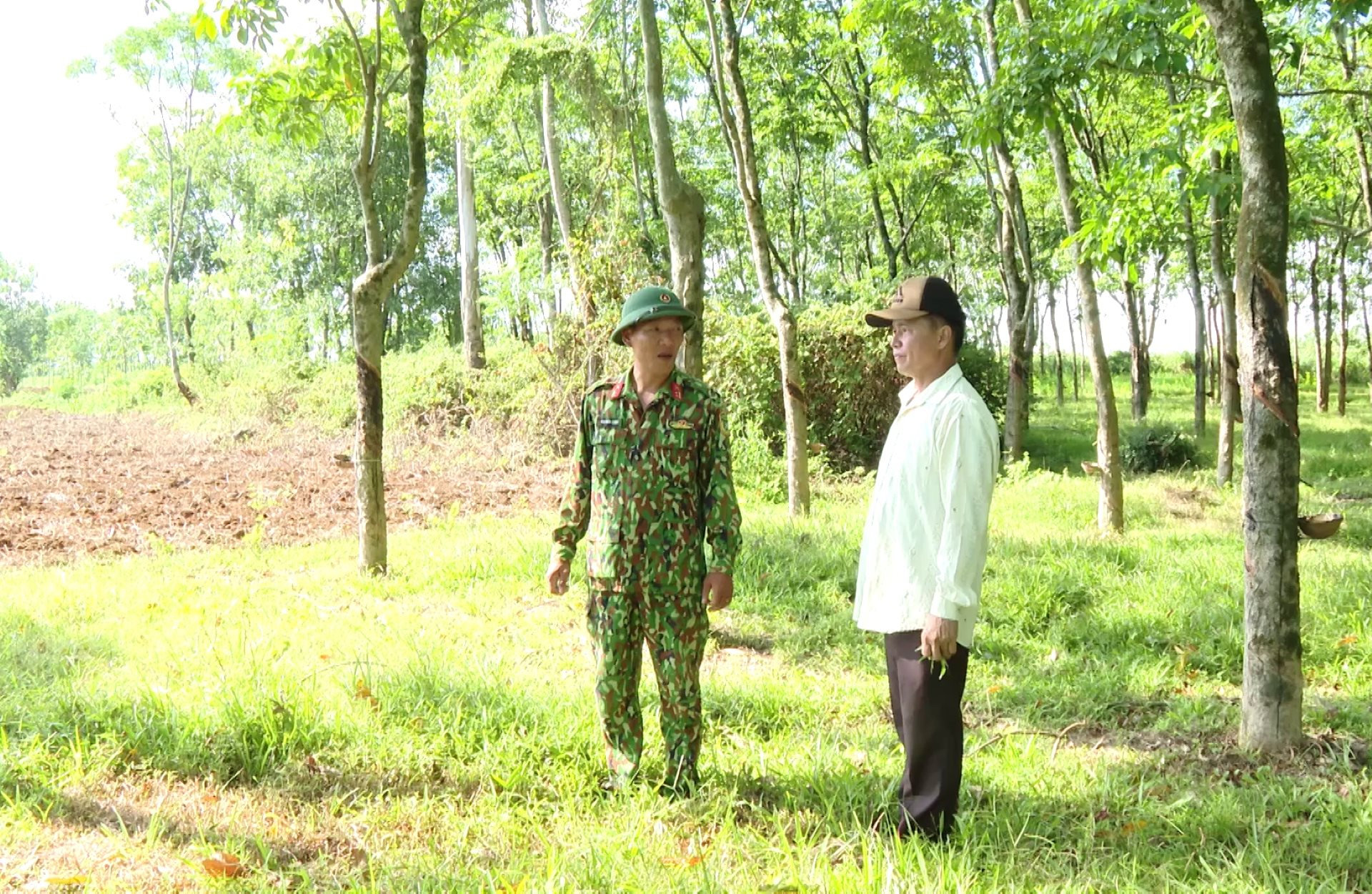 ong-tran-van-su-cung-cap-thong-tin-den-luc-luong-chuc-nang-ve-mot-so-khu-vuc-nghi-co-mo-liet-si.jpg