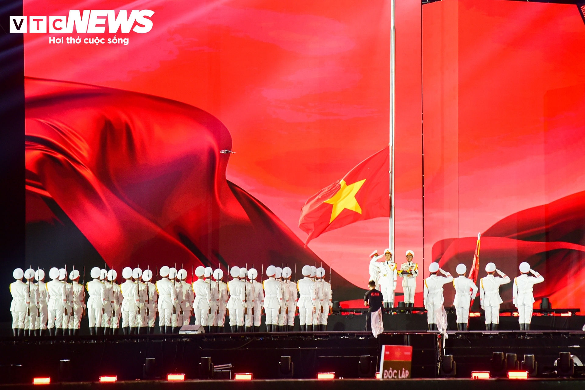 Biển người đội mưa xem Concert quốc gia 'Tổ quốc trong tim' tại TP.HCM - 2