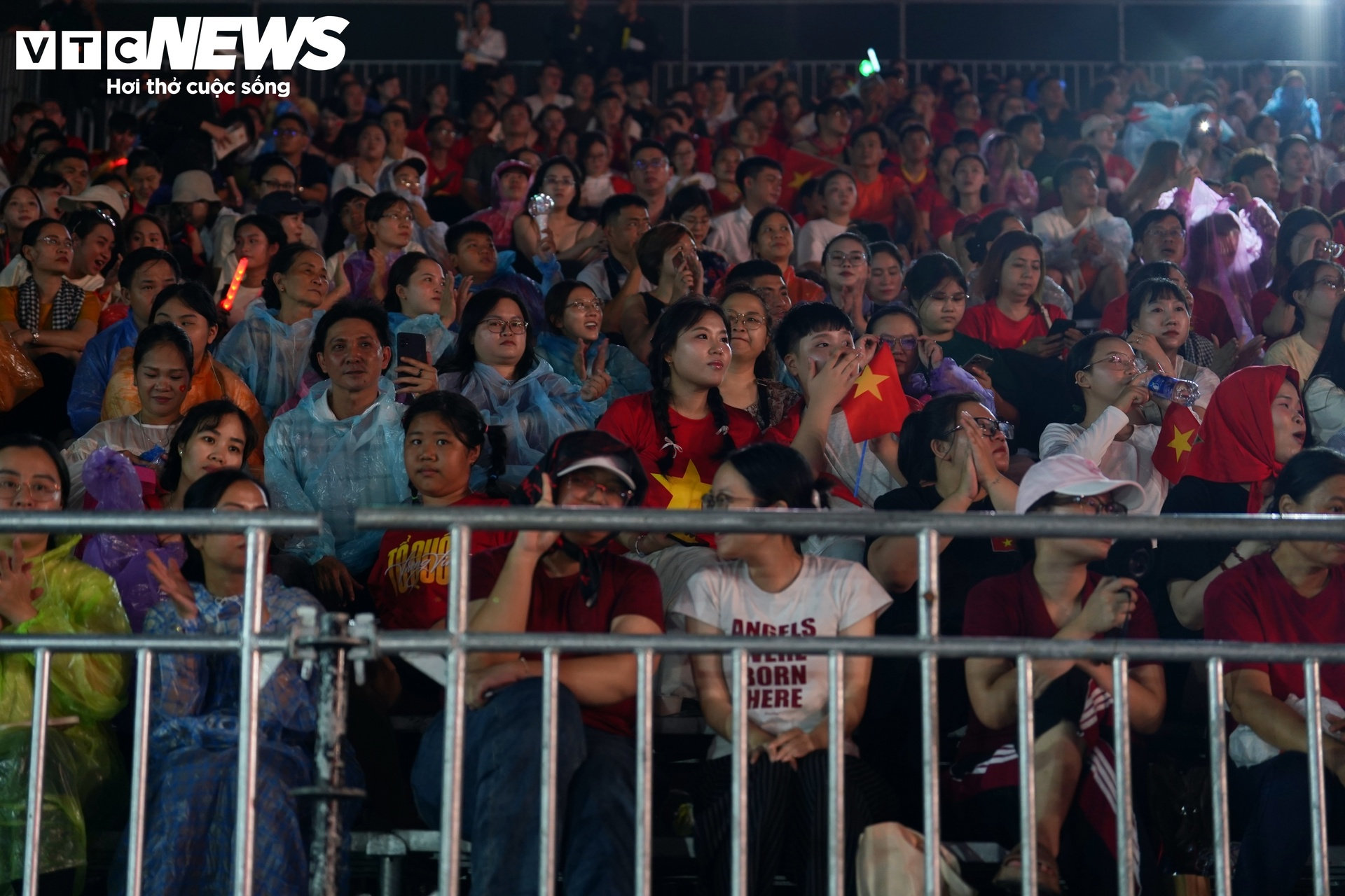 Biển người đội mưa xem Concert quốc gia 'Tổ quốc trong tim' tại TP.HCM - 6