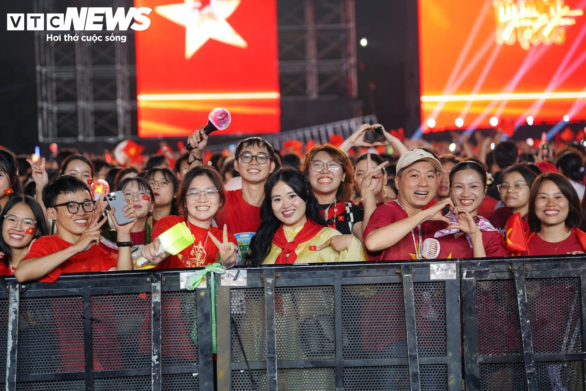 Biển người đội mưa xem Concert quốc gia 'Tổ quốc trong tim' tại TP.HCM - 7