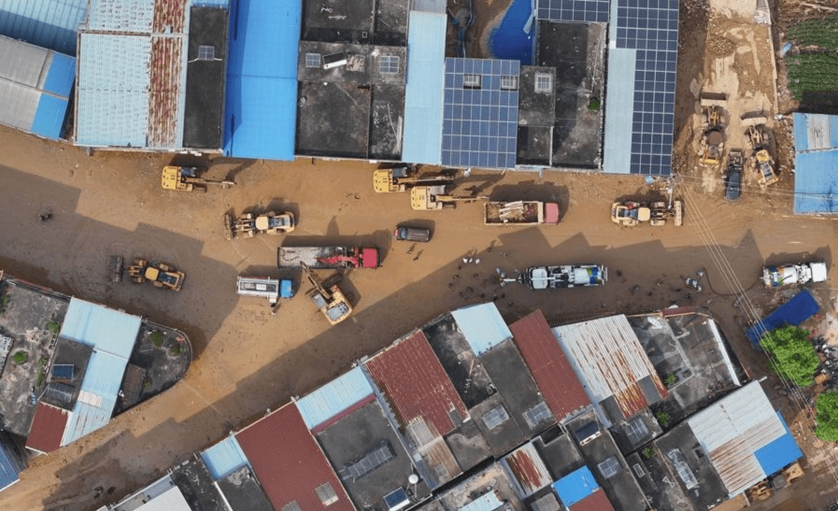 Người dân dọn dẹp đường phố sau trận lũ do bão Maysak gây ra tại Khu tự trị dân tộc Choang Quảng Tây, miền nam Trung Quốc. (Ảnh: Xinhua)