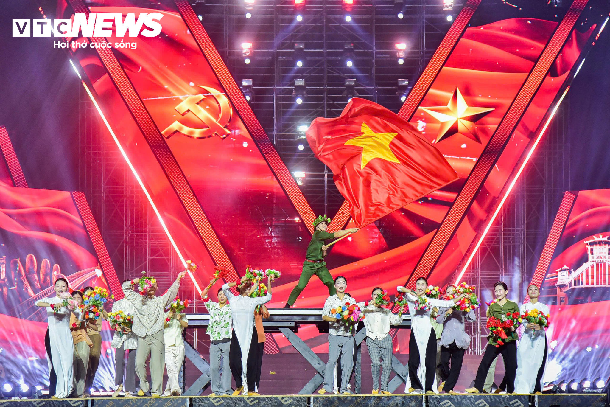 Concert gồm hơn 20 tiết mục thấm đẫm tinh thần yêu nước.
