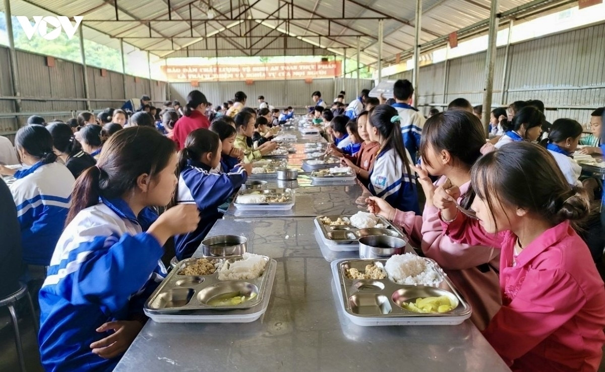 Một bữa ăn bán trú của học sinh Trường PTDT Bán trú THCS Co Mạ, Sơn La