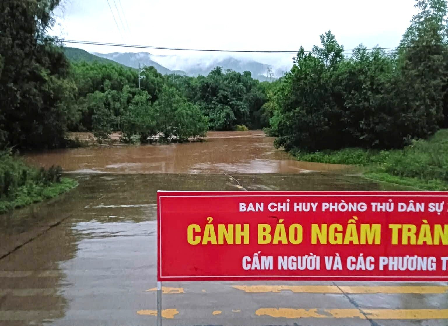 Nhiều ngầm tràn bị ngập sâu, giao thông bị chia cắt.