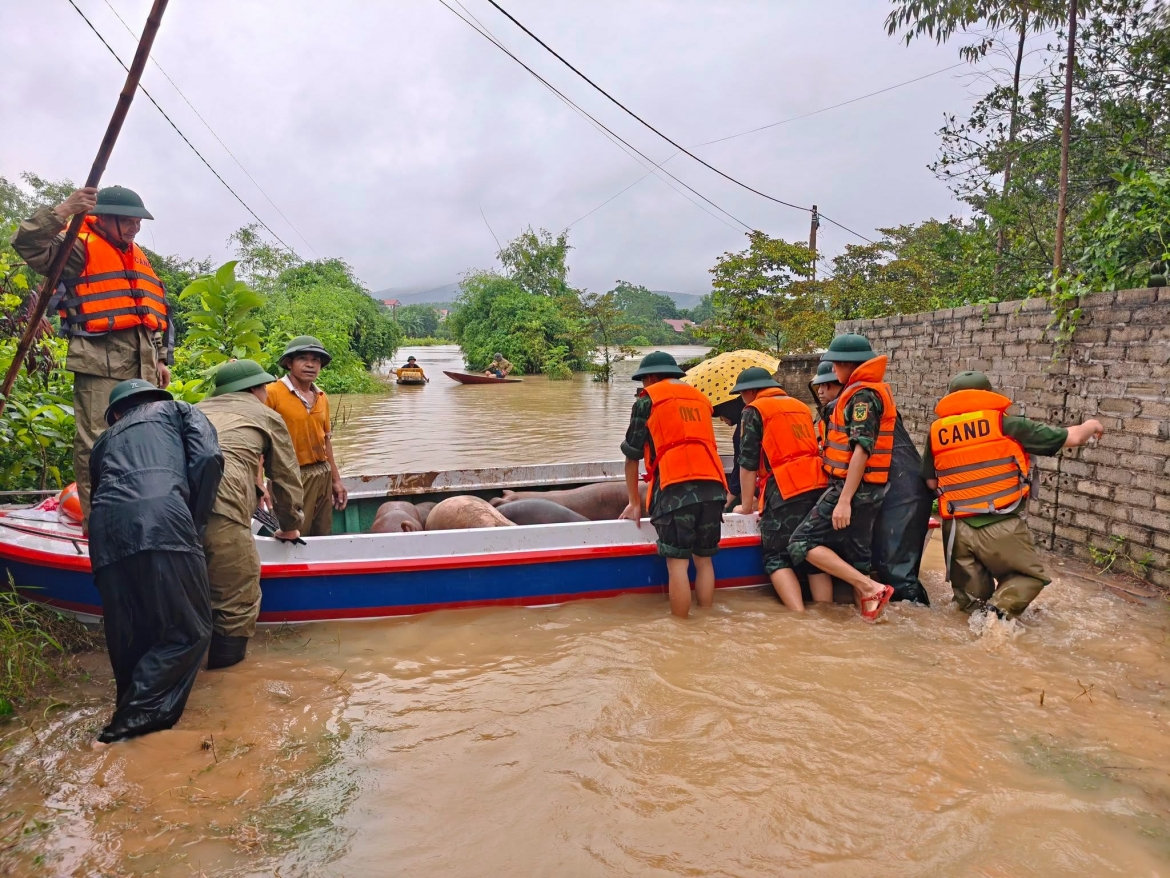 bac ninh di doi 58 ho dan, huy dong hon 800 nguoi ung pho mua lu tai xa kep hinh anh 3