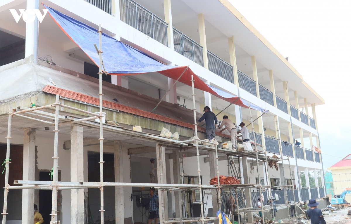 canh mưa, che bạt thi công, chạy đua hoàn thiện trường học vùng biên quảng ngãi hình ảnh 2 canh mua, che bat thi cong, chay dua hoan thien truong hoc vung bien quang ngai hinh anh 2