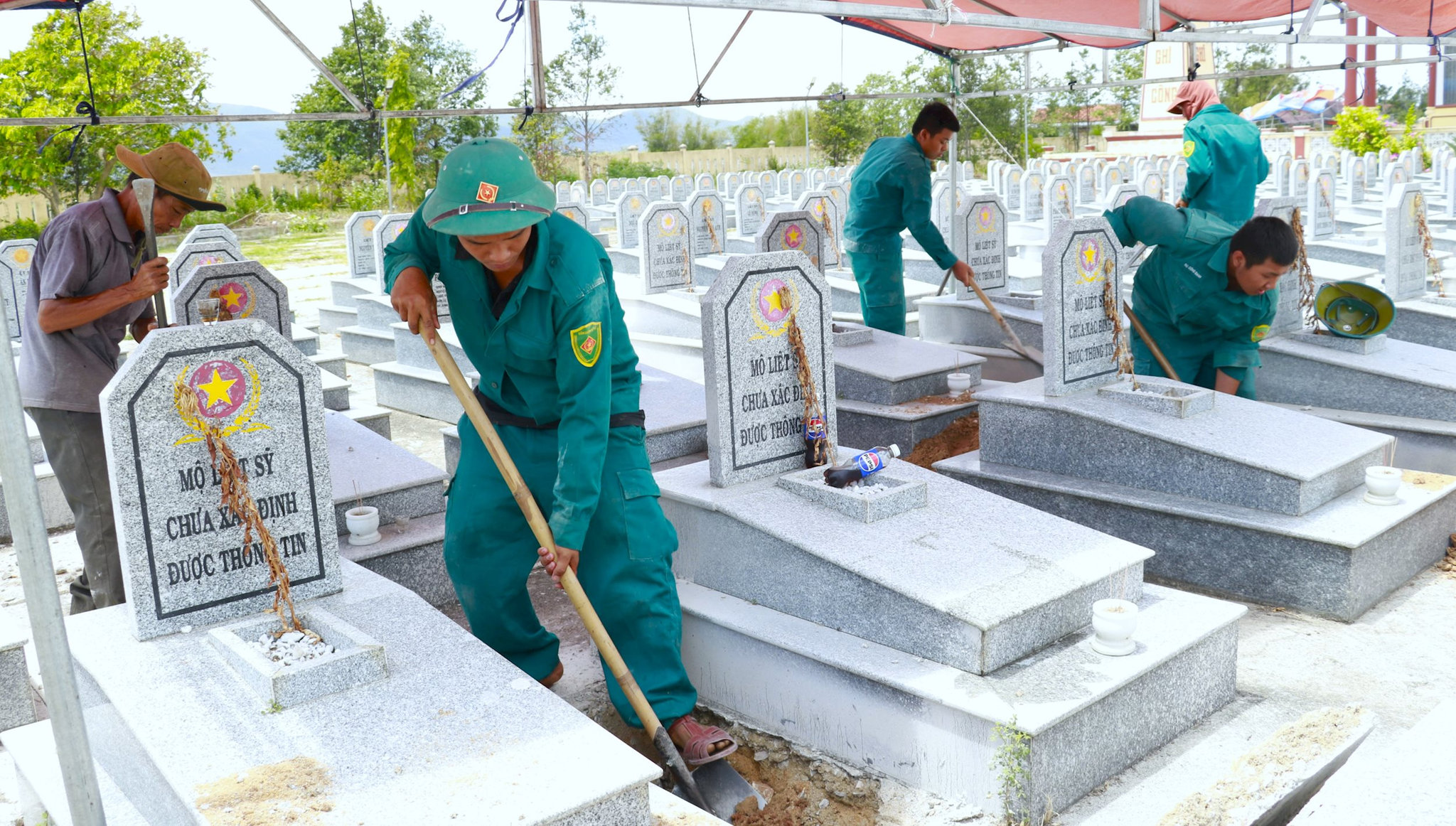 cac-chien-si-dao-giua-hai-mo-khong-biet-ten-roi-mo-rong-ra-hai-ben-de-lay-mau-hai-cot.jpg