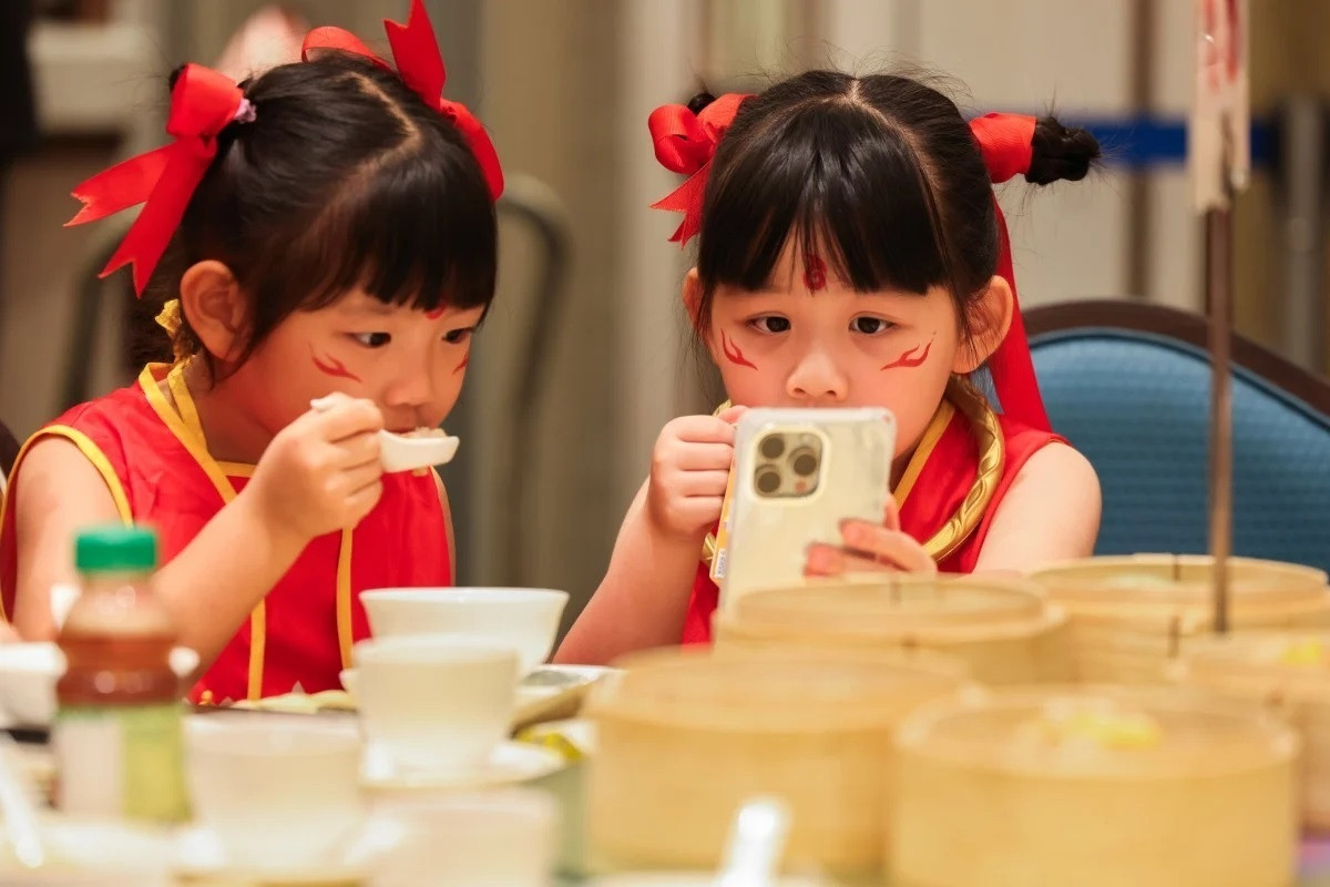 Hiện tượng “núm vú giả kỹ thuật số” xuất hiện trong không ít gia đình hiện đại.
