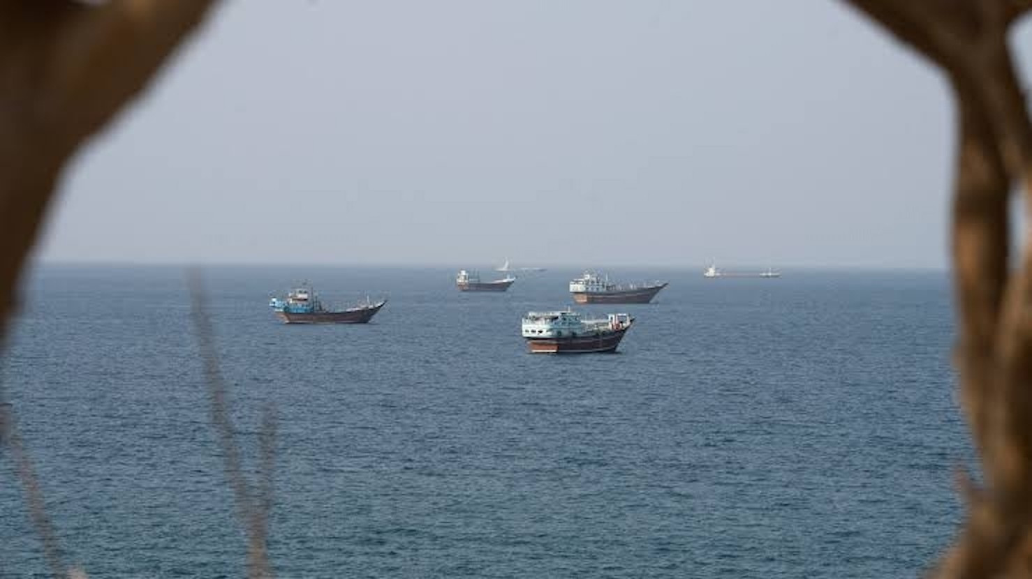 Tàu di chuyển ở khu vực eo biển Hormuz. (Ảnh: Reuters)