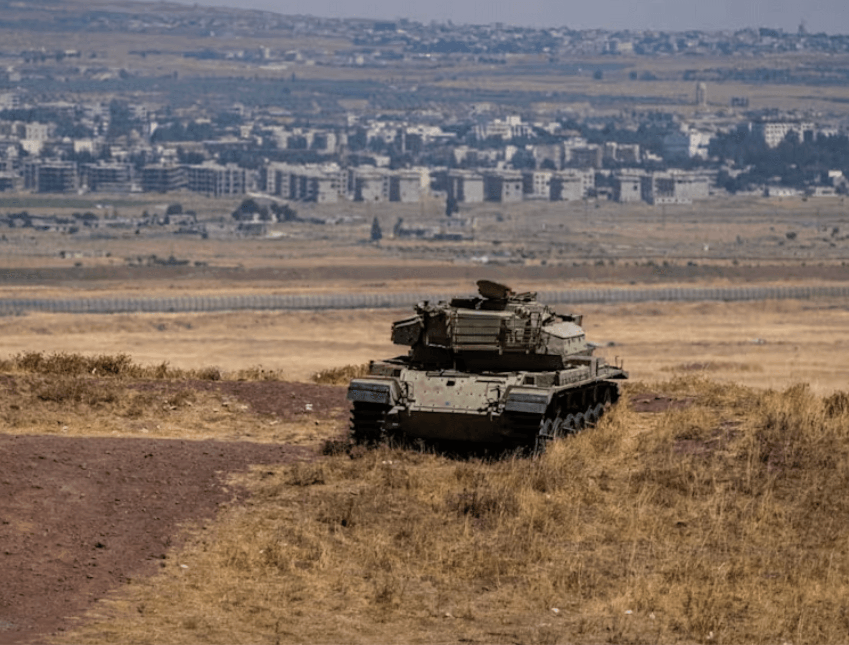 Chiếc xe tăng của Israel hoạt động gần đường ranh giới ngừng bắn tại Cao nguyên Golan. (Ảnh: Reuters)