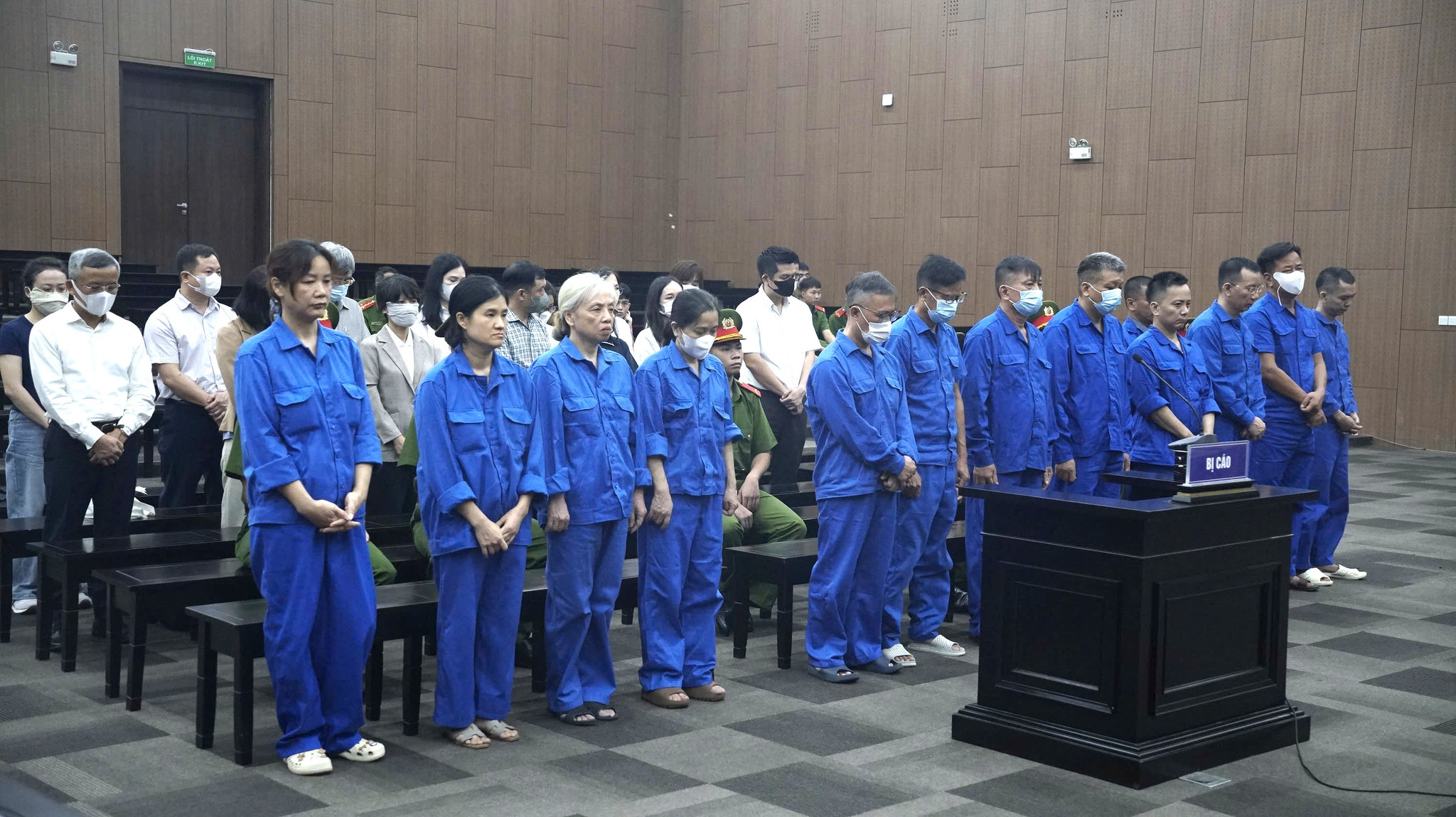 Các bị cáo tại toà.