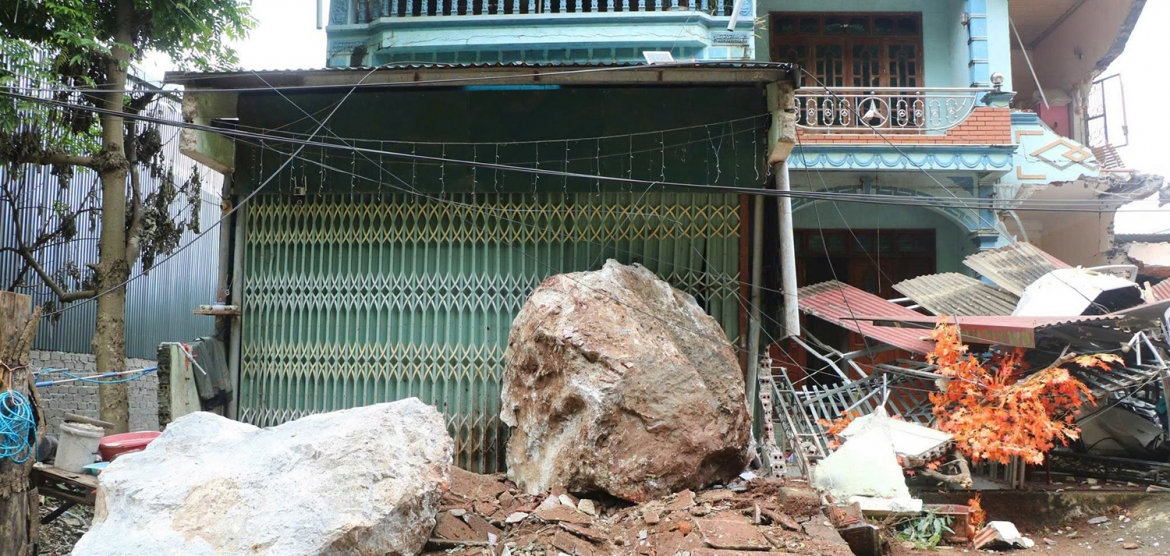 sat lo da xuyen thung nha 2 tang o lang son, khan cap so tan nguoi dan trong dem hinh anh 2
