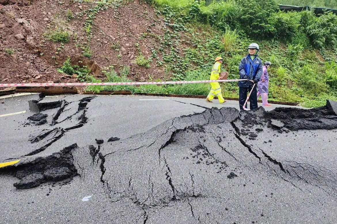 sạt trượt làm đứt gãy đường, tạm dừng ô tô lưu thông qua quốc lộ 4b hình ảnh 2 sat truot lam dut gay duong, tam dung o to luu thong qua quoc lo 4b hinh anh 2