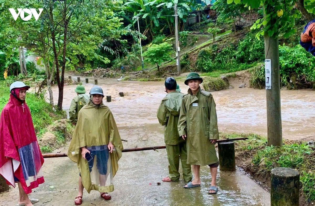 lũ cuốn trôi ngầm tràn, nhiều khu dân cư ở quang chiểu thanh hóa bị chia cắt hình ảnh 2 lu cuon troi ngam tran, nhieu khu dan cu o quang chieu thanh hoa bi chia cat hinh anh 2