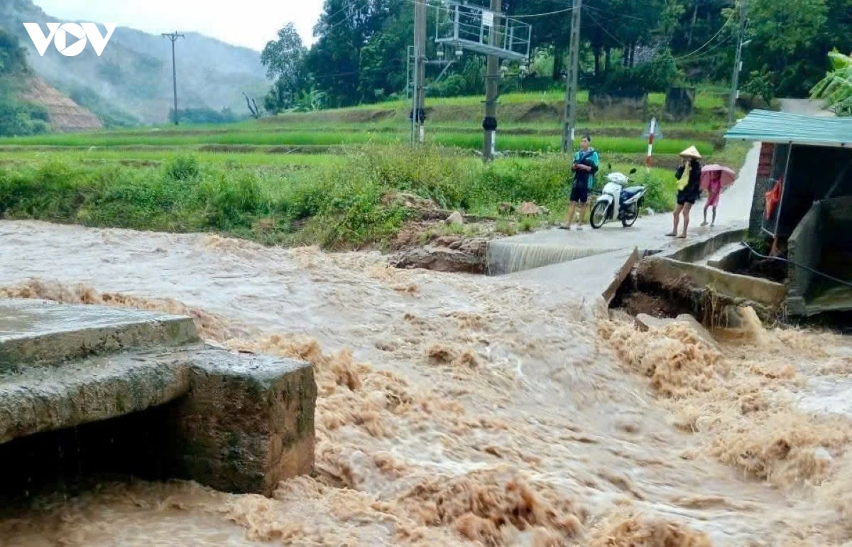 lũ cuốn trôi ngầm tràn, nhiều khu dân cư ở quang chiểu thanh hóa bị chia cắt hình ảnh 1 lu cuon troi ngam tran, nhieu khu dan cu o quang chieu thanh hoa bi chia cat hinh anh 1