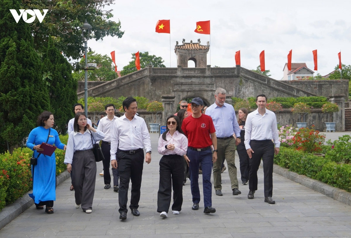 Dai su hoa ky tai viet nam dang huong tai thanh co quang tri hinh anh 3
