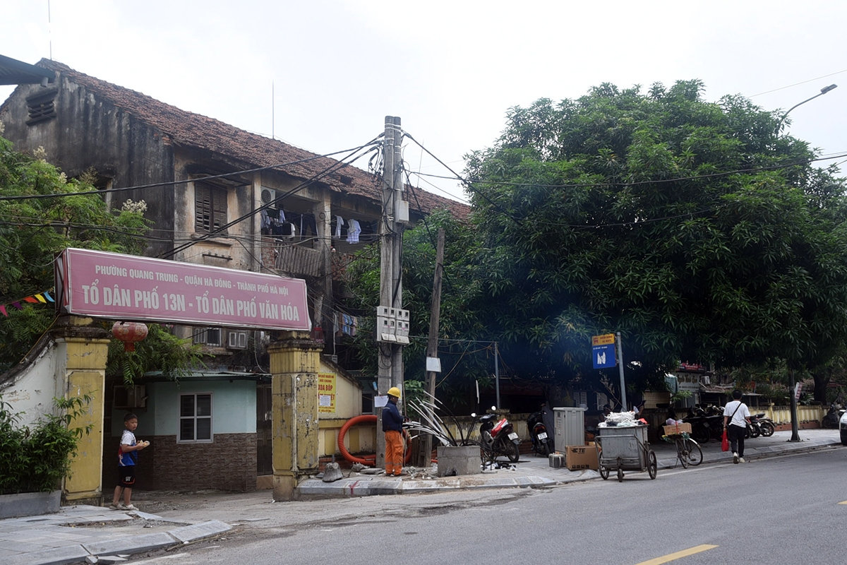 ben trong khu tap the 3 tang tai ha Dong, ha noi dang xuong cap hu hong hinh anh 1