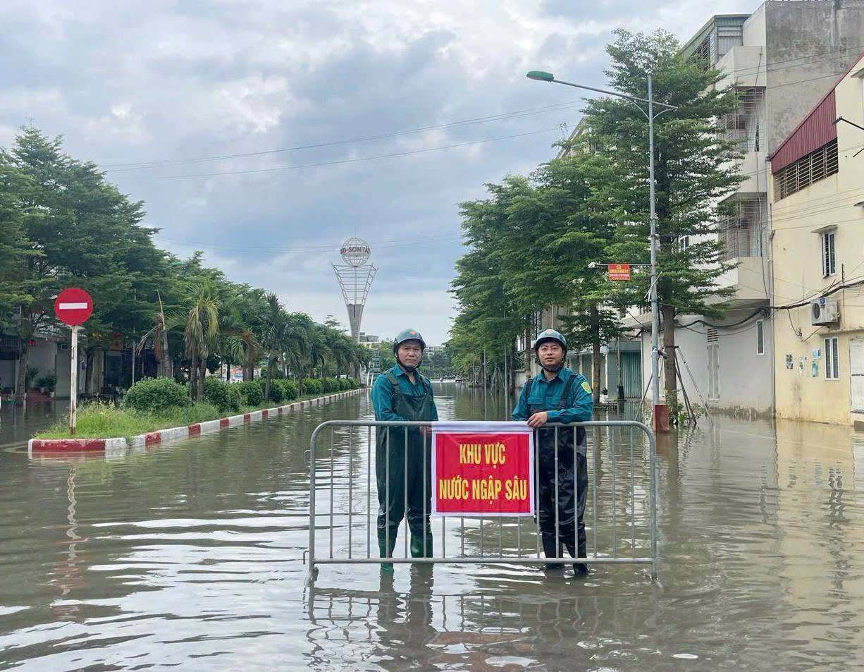 Tại phường Sơn Tây, một số khu vực xảy ra ngập úng như phố Cầu Trì (đầu Quang Trung), ngã 3 Quang Trung - đường 35m Khu đô thị HUD, khu vực đầu cầu Ba Quân, ngõ Lò Da - Ngô Quyền và ngõ 4 Quang Trung.