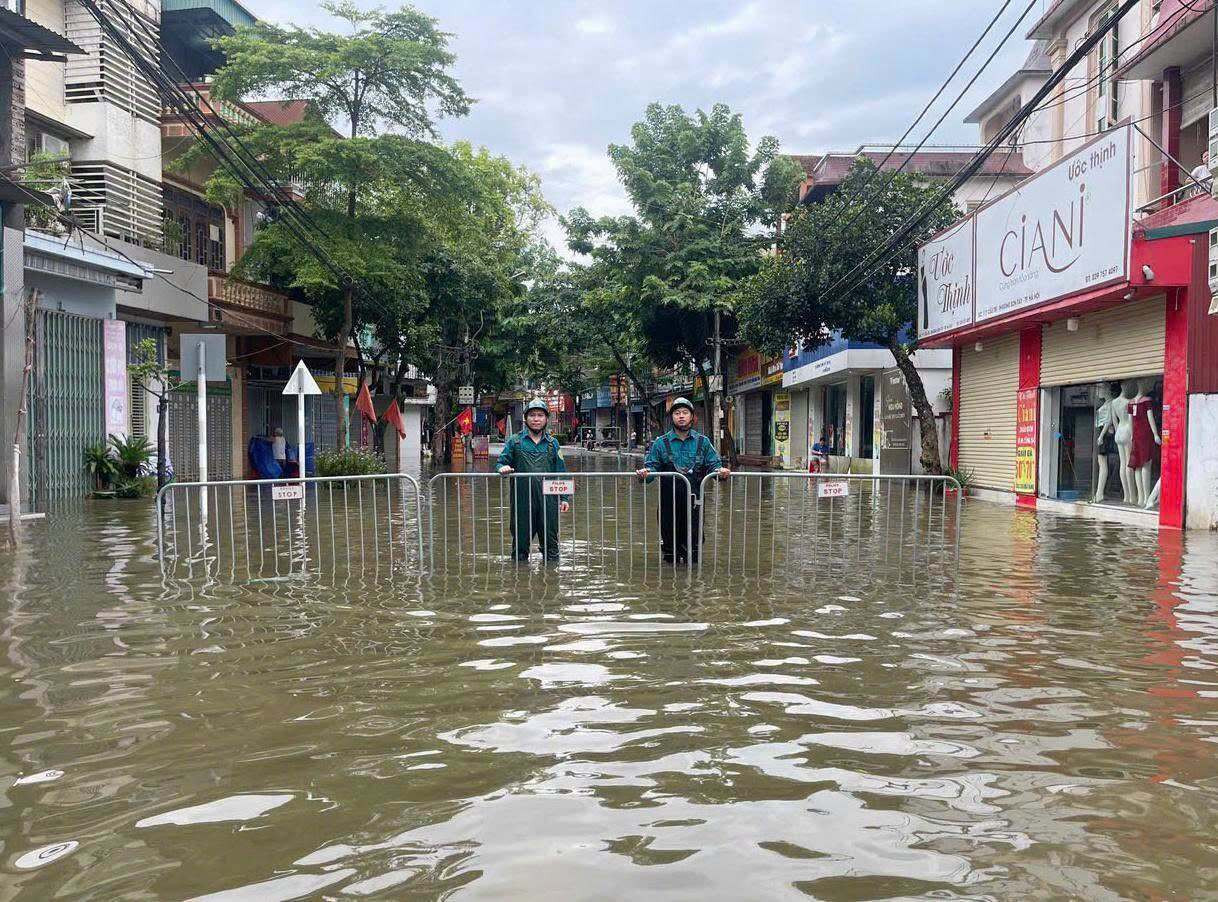 Phường Sơn Tây huy động trên 40 barie, biển cảnh báo, biển hạn chế đi lại, cử khoảng 100 lượt cán bộ, chiến sĩ công an, Ban Chỉ huy Quân sự tham gia hướng dẫn người dân, hạn chế phương tiện đi vào khu vực nước sâu, tiềm ẩn nguy hiểm.