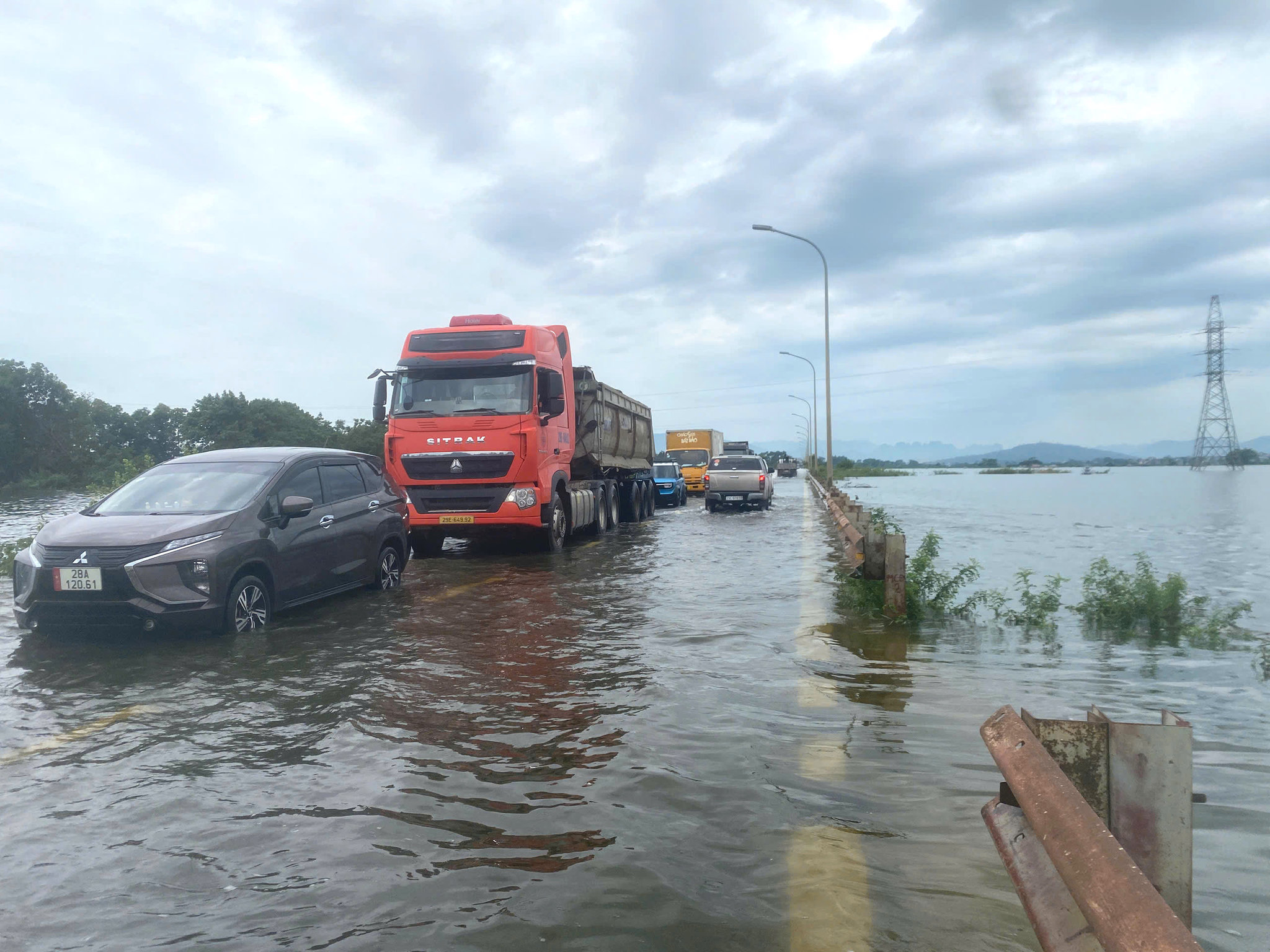 Nước ngập tràn tỉnh lộ 421B.
