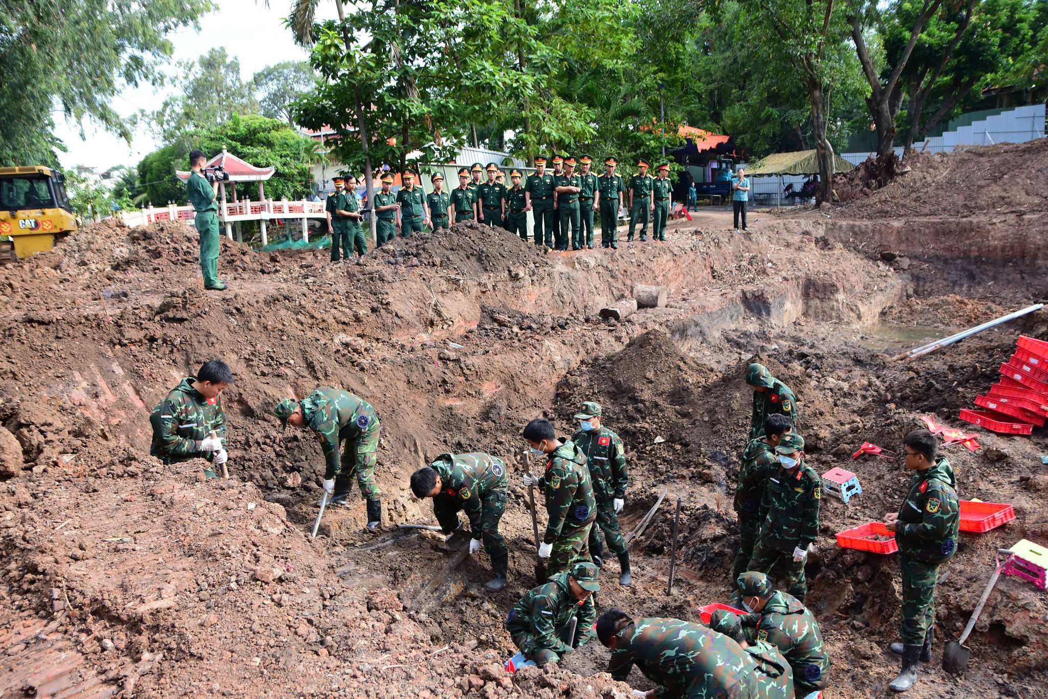 Công tác tìm kiếm, quy tập hài cốt liệt sĩ đang mở rộng sang khu B công viên Lê Thị Riêng.