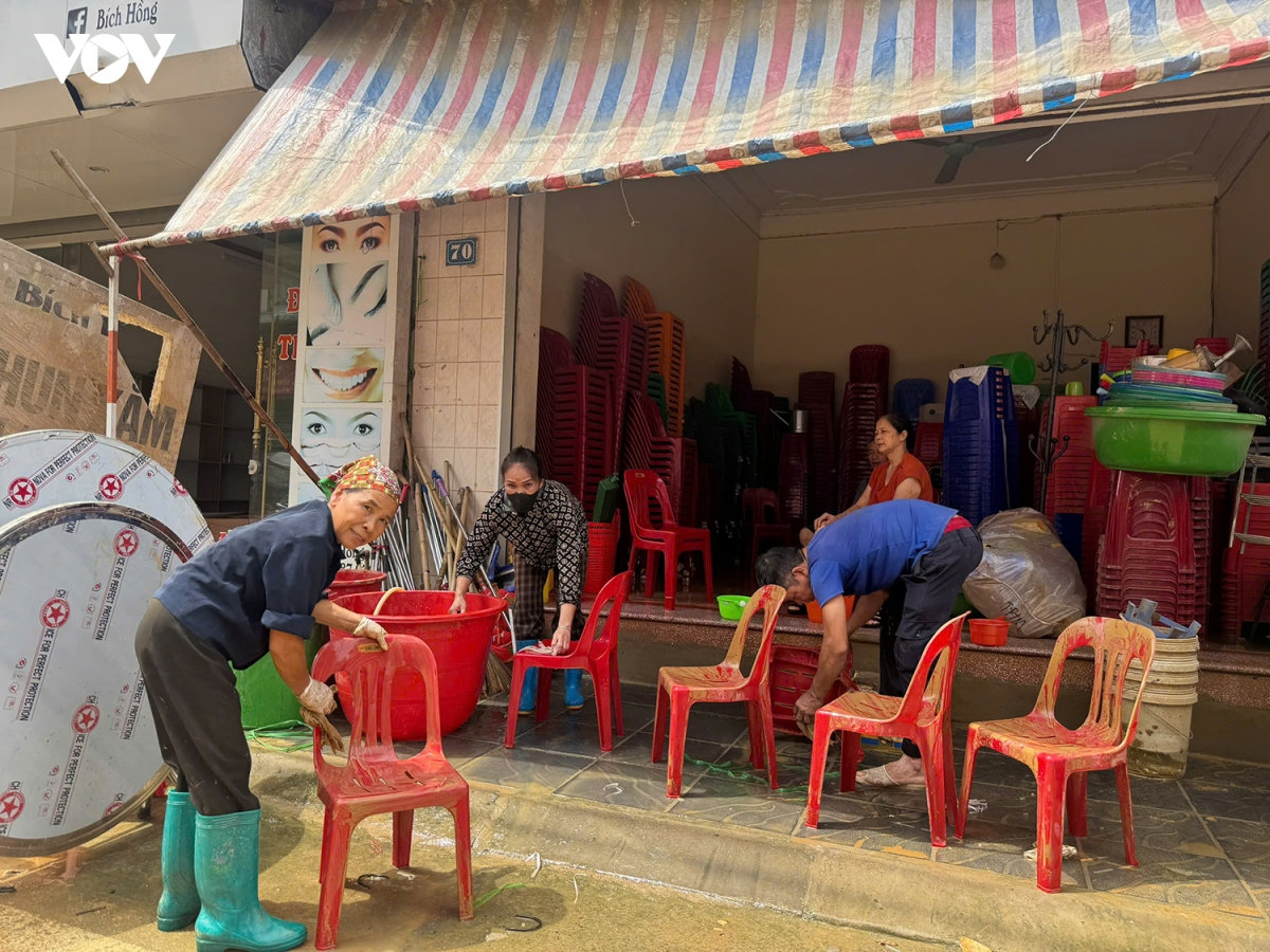 bùn đất đặc quánh, rác thải phủ kín đường tại nhiều khu dân cư ở lạng sơn hình ảnh 1 bun dat dac quanh, rac thai phu kin duong tai nhieu khu dan cu o lang son hinh anh 1