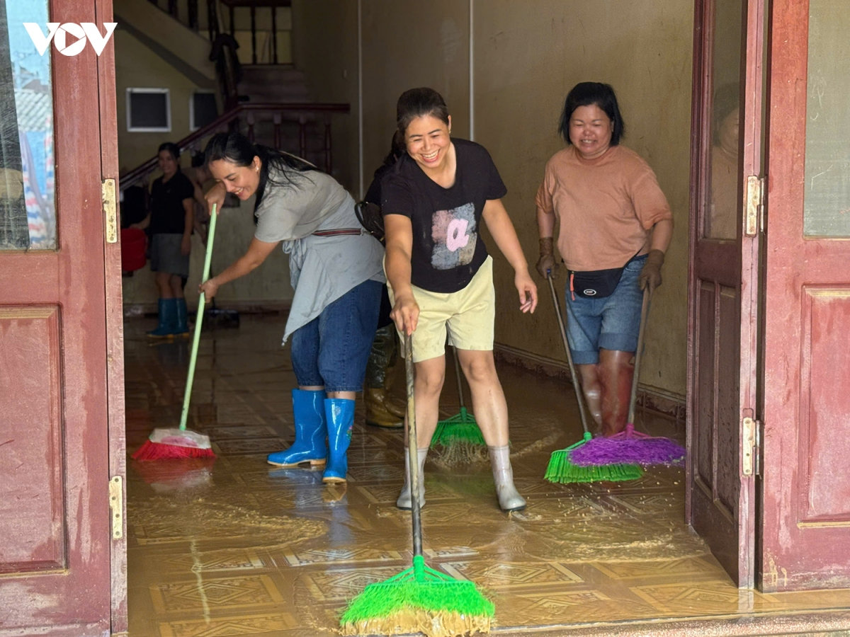 bùn đất đặc quánh, rác thải phủ kín đường tại nhiều khu dân cư ở lạng sơn hình ảnh 2 bun dat dac quanh, rac thai phu kin duong tai nhieu khu dan cu o lang son hinh anh 2