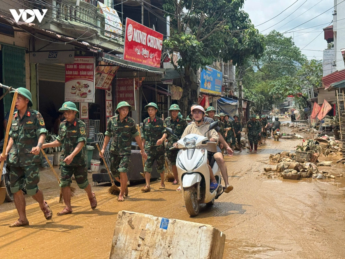 bùn đất đặc quánh, rác thải phủ kín đường tại nhiều khu dân cư ở lạng sơn hình ảnh 3 bun dat dac quanh, rac thai phu kin duong tai nhieu khu dan cu o lang son hinh anh 3