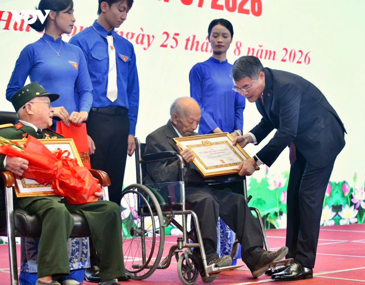 thu tuong trao huy hieu 80, 70 nam tuoi Dang tai tp hai phong hinh anh 2
