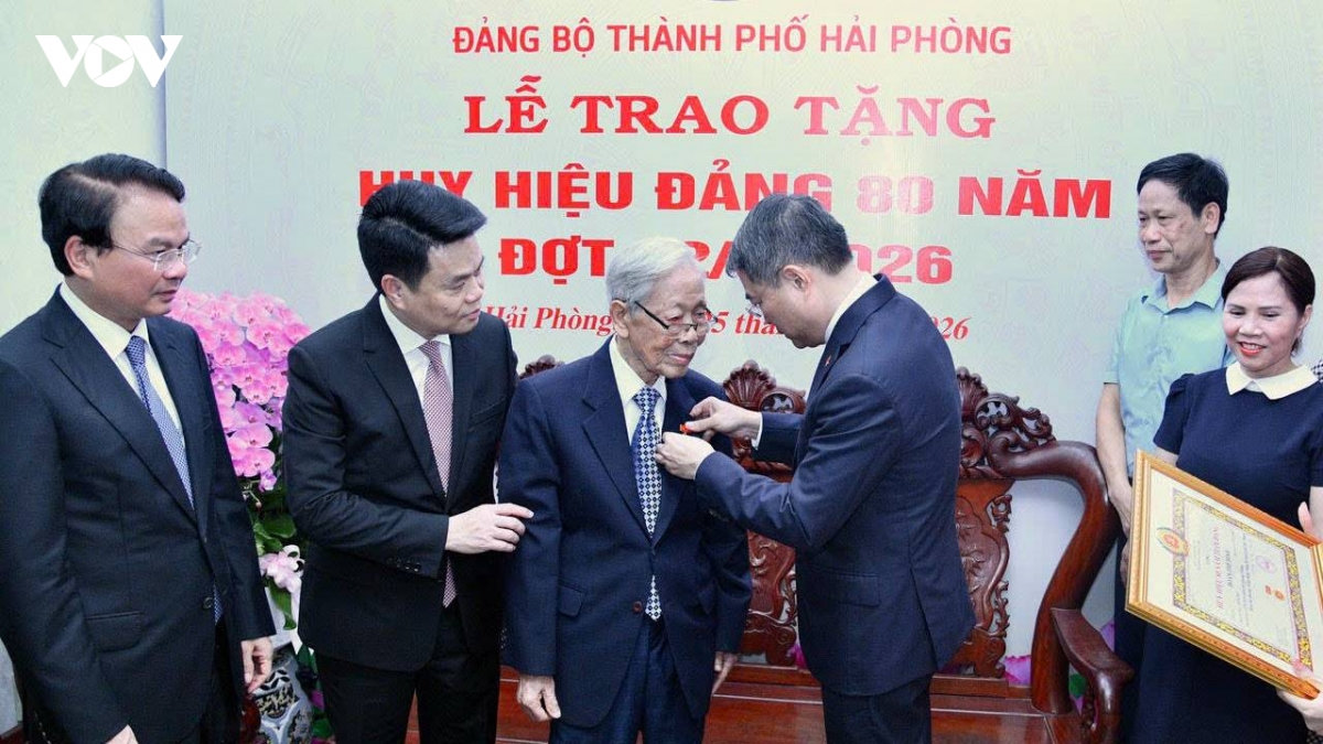 thu tuong trao huy hieu 80, 70 nam tuoi Dang tai tp hai phong hinh anh 6