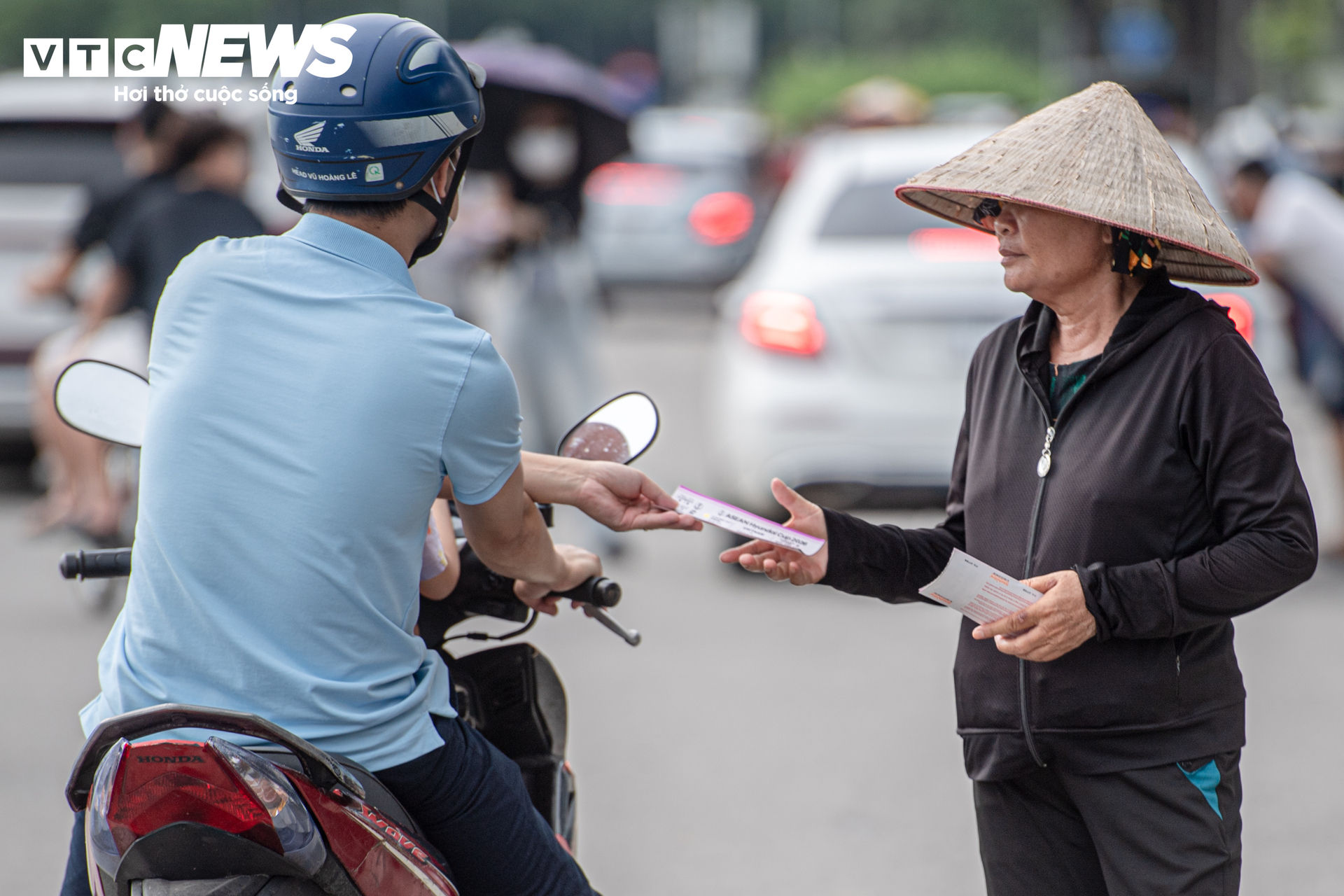 Phe vé hét giá ở sân Mỹ Đình, CĐV quay xe ra quán bia xem Việt Nam đấu Thái Lan - 6