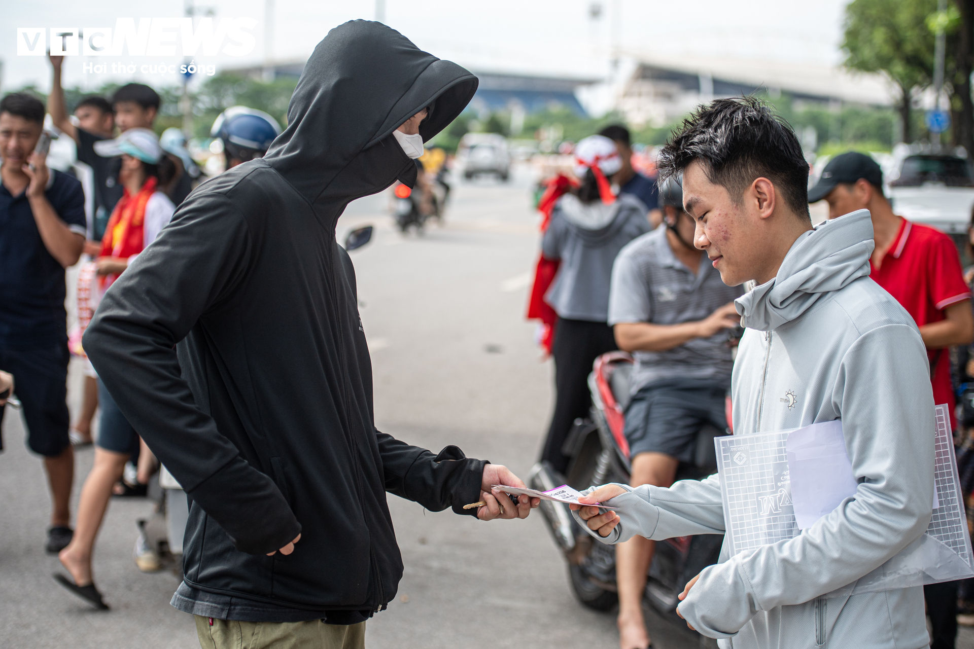 Phe vé hét giá ở sân Mỹ Đình, CĐV quay xe ra quán bia xem Việt Nam đấu Thái Lan - 7