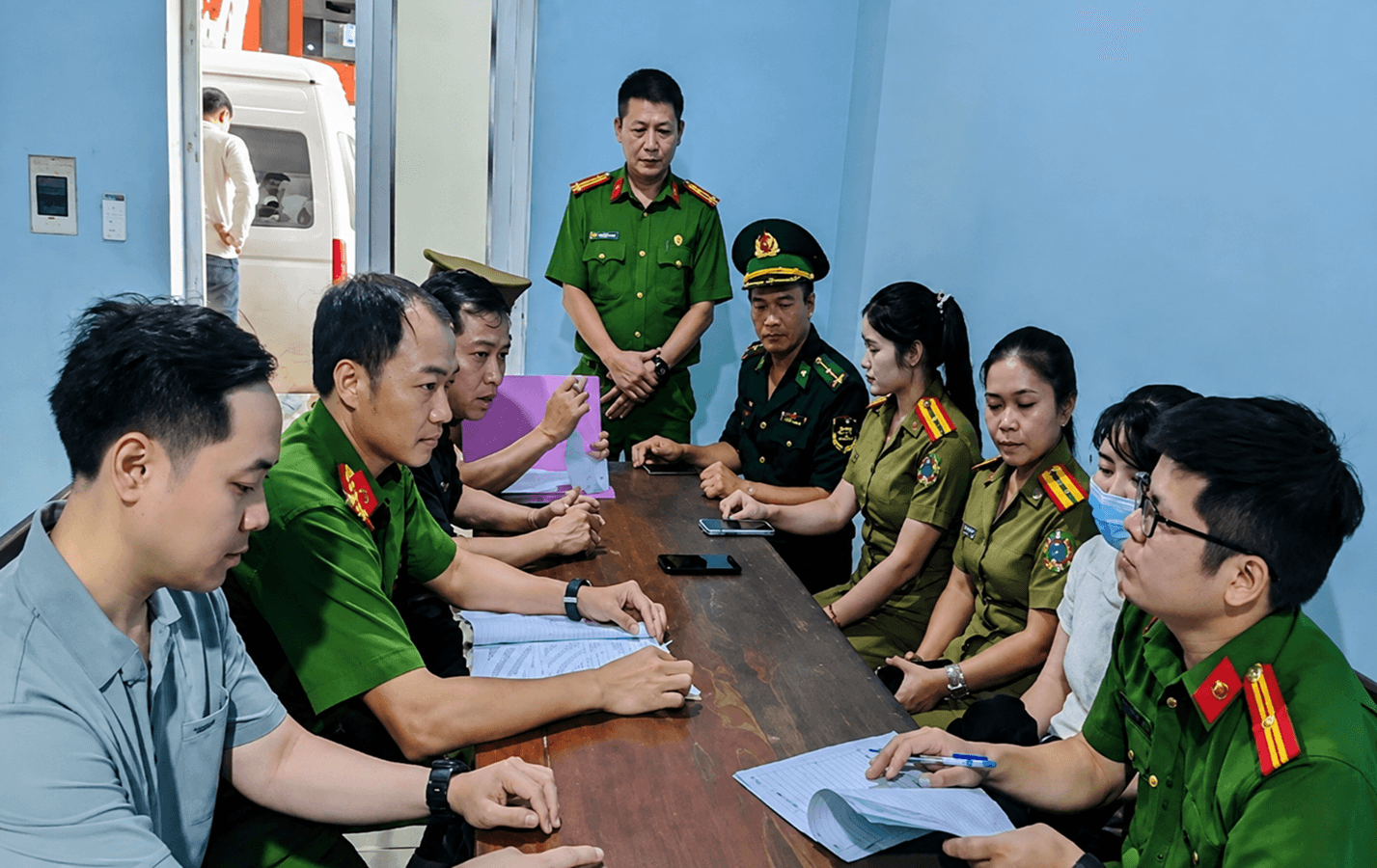 Phòng Cảnh sát hình sự (Công an Hà Tĩnh) phối hợp với lực lượng chức năng nước bạn Lào, Bộ đội biên phòng Hà Tĩnh bắt giữ thành công đối tượng truy nã đặc biệt nguy hiểm Hoàng Thuỳ Linh. (Ảnh:Công an Hà Tĩnh)