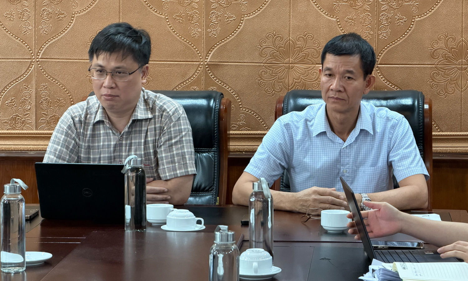 GS.TS Hoàng Đình Phi, Hiệu trưởng HSB (phải) và ông Nguyễn Anh Tuấn, Trưởng Phòng Đào tạo Đại học Quốc gia Hà Nội tại buổi làm việc.