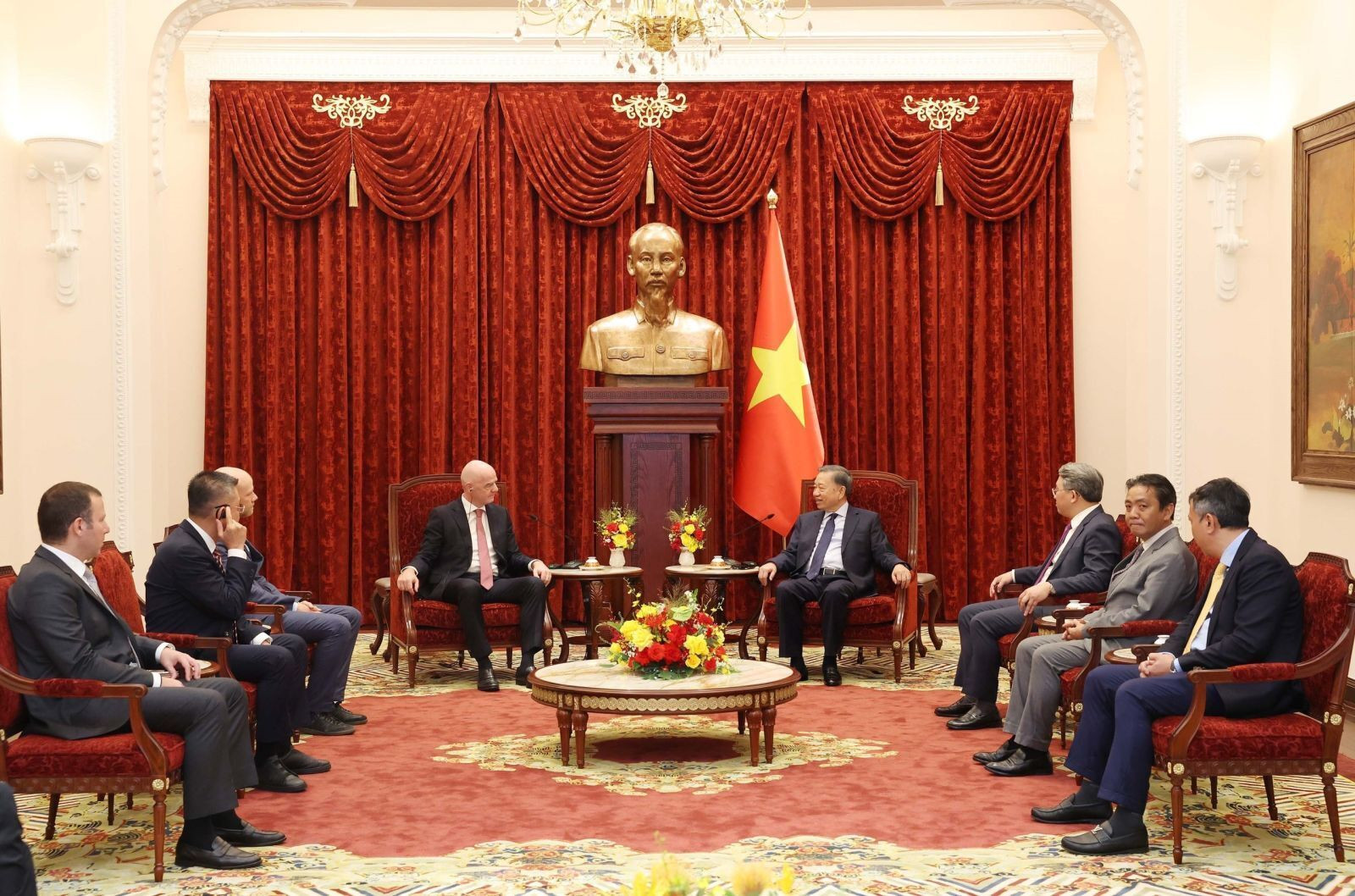 Tổng Bí thư, Chủ tịch nước Tô Lâm tiếp Chủ tịch FIFA Gianni Infantino. (Ảnh: Thống Nhất - TTXVN)